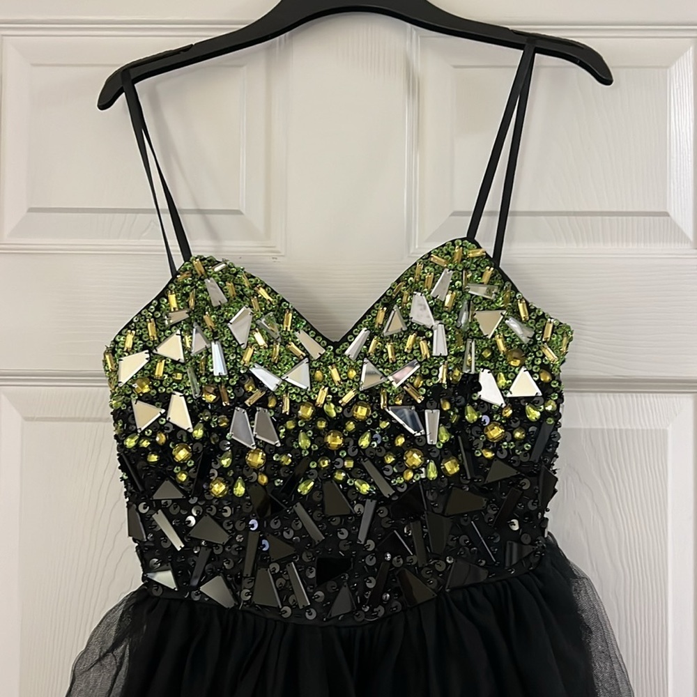 Short Black and Green Prom Dress with Elegant Design M - Picture 3 of 11